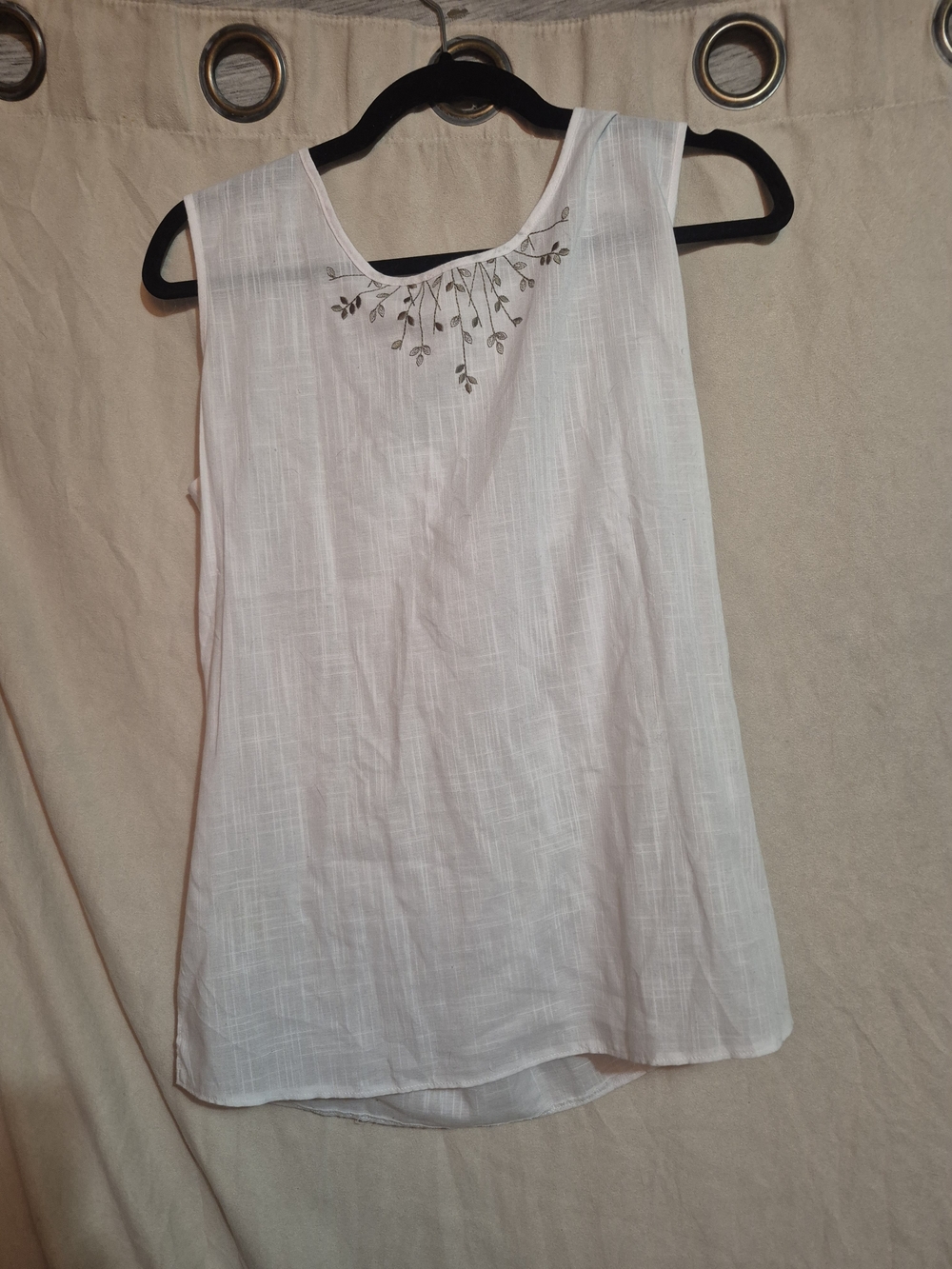 Source Unknown White Sleeveless Camisole with Delicate Leaf Embroidery